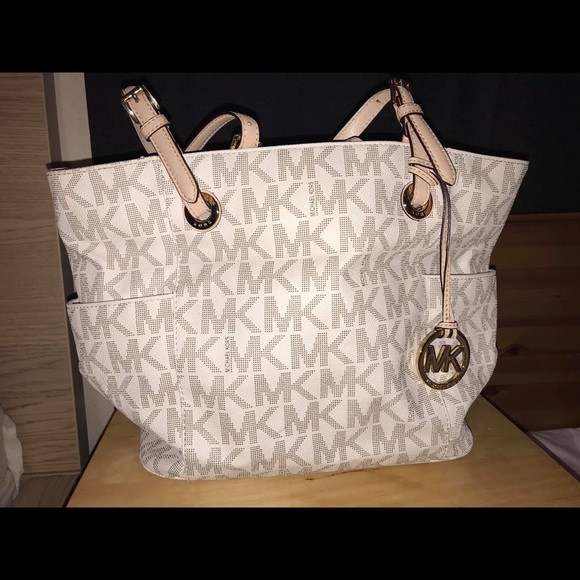 Michael Kors Handbags - Michael Kors Voyager logo tote
